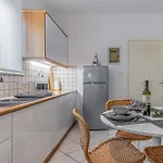 Easy Living * Hriszí Aktí Haniá