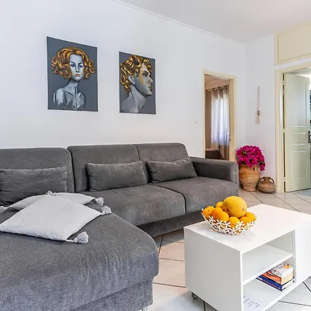 Easy Living * חאניה