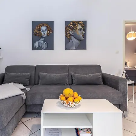 Easy Living חאניה